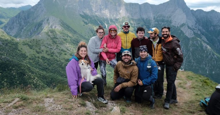 Gruppo di corsisti con un cane in vetta, sulle montagne toscane