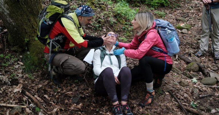 Esercitazione di primo soccorso nel bosco durante il corso