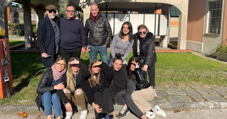 Gruppo di corsisti e docenti di Esedra Formazione nel cortile della sede