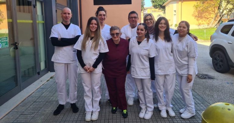 Corsisti del corso ADB davanti alla struttura dove svolgono il tirocinio