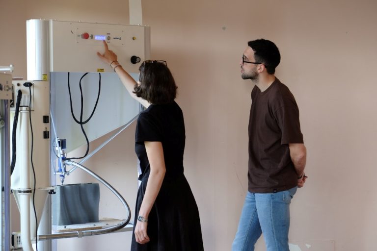 Corso Dal progetto all'opera: la docente mostra a un corsista il pannello della stampante 3D
